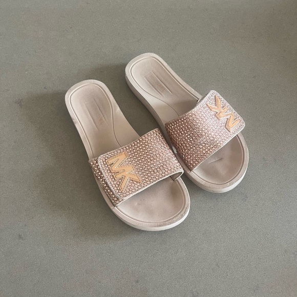 Micheal kors sandals/slides - Picture 3 of 3